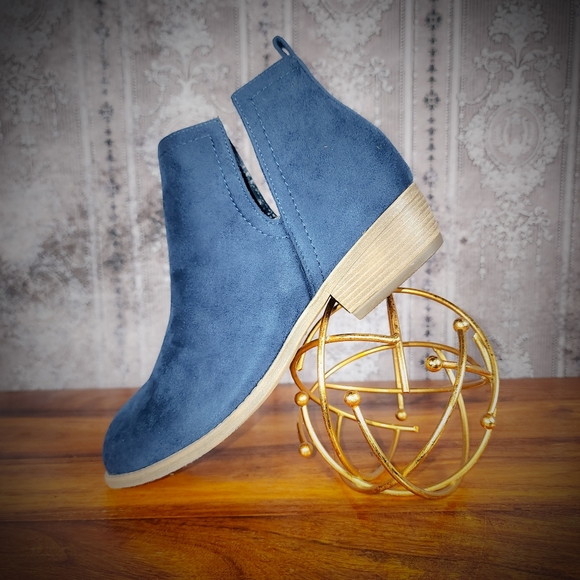 NWOB Journee Collection Blue Split Ankle Booties 8.5 WIDE - Picture 2 of 11